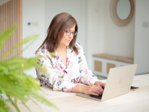 Magnetise Your Expertise on LinkedIn book written by Naomi-Rose Everly